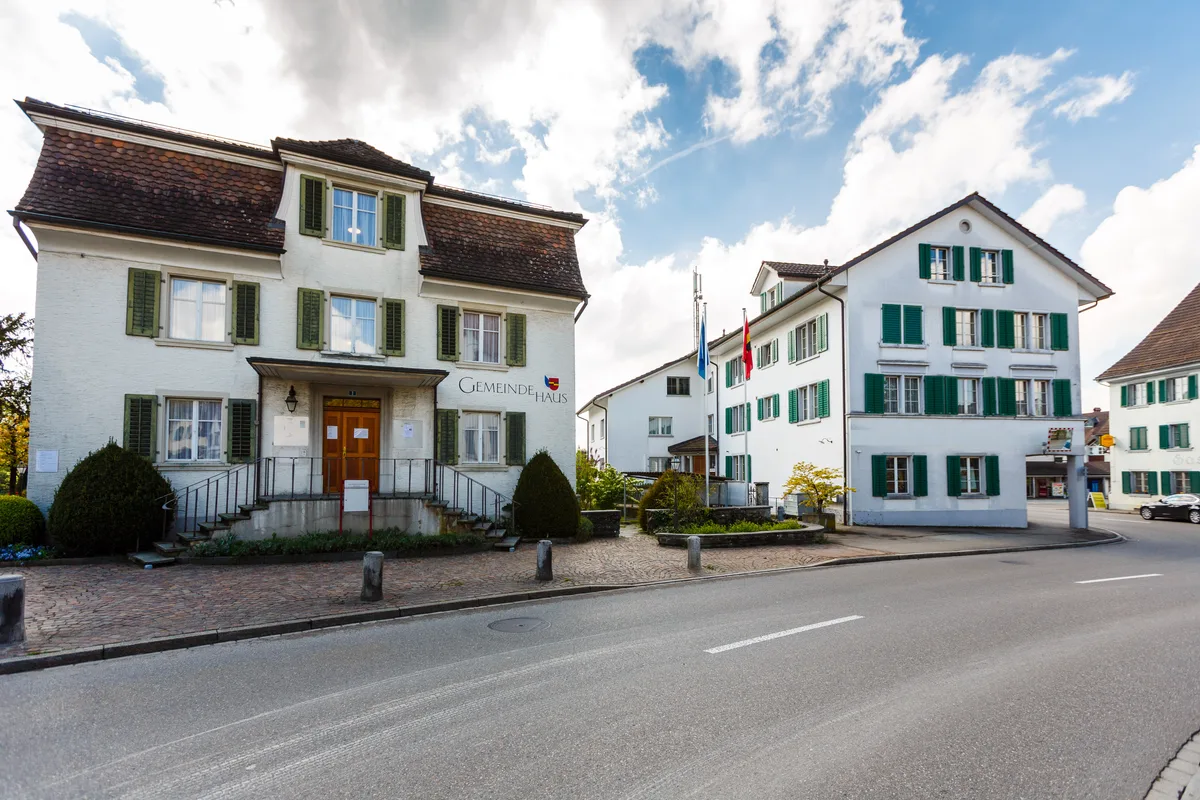 Zwei Häuser an einer Strasse.
